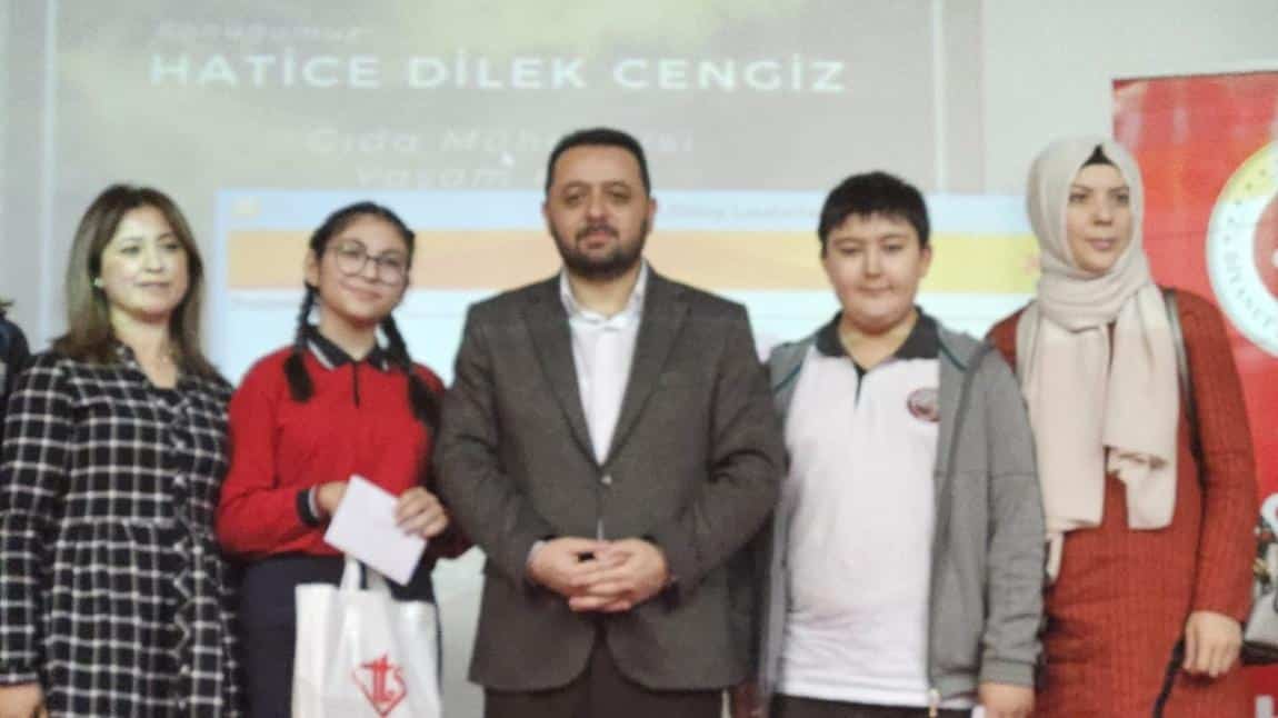 Okulumuz 7-F sınıfı öğrencisi Muhammed Yaser Arslan Akif'in Sözü temalı şiir yarışmasında ilçe birincisi oldu